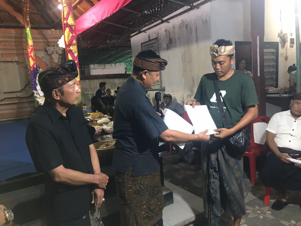 Program Smartvillage, Penyerahan Akta Kematian dan KK baru di Banjar Kung Desa Dalung